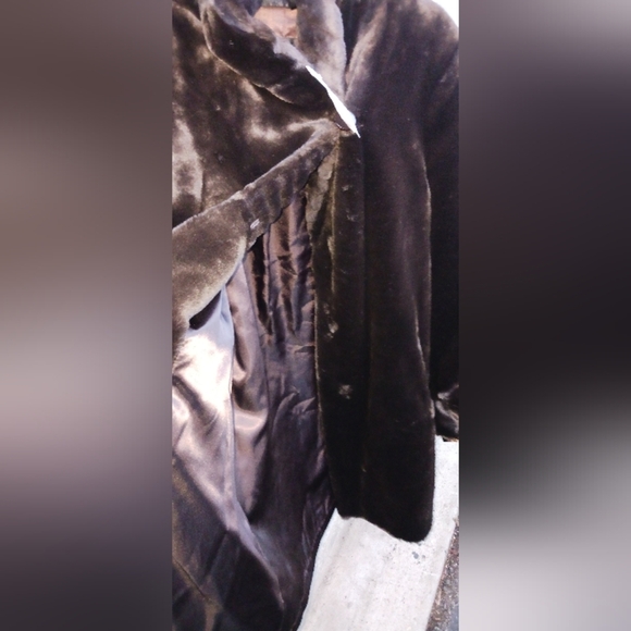 Beautiful Brown faux fur coat - Picture 3 of 12